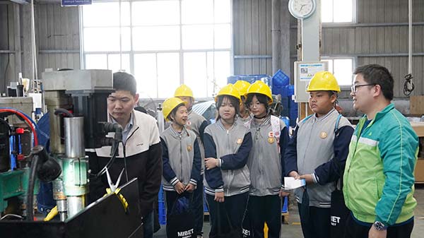 迈贝特携手青少年探索绿色智造工厂
